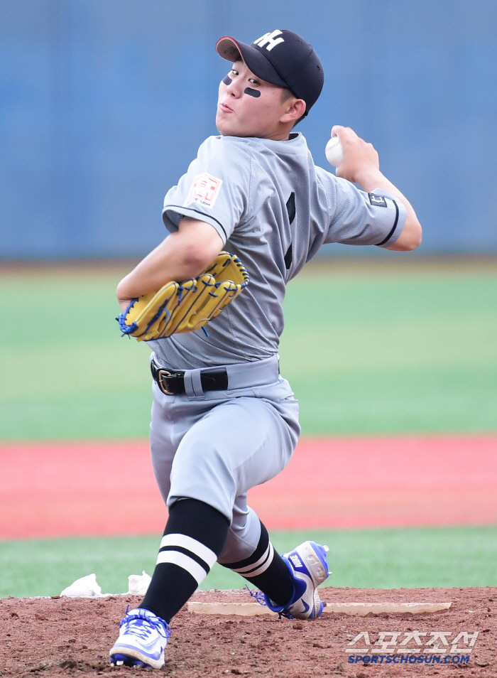  Incheon High School's Lee Tae-yang 52 save pitching to protect the victory