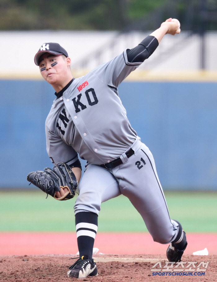  Incheon High School's scoreless pitching to protect the mound in Junsung Park