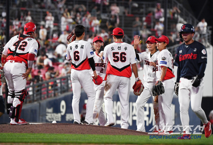  KIA players giving high fives