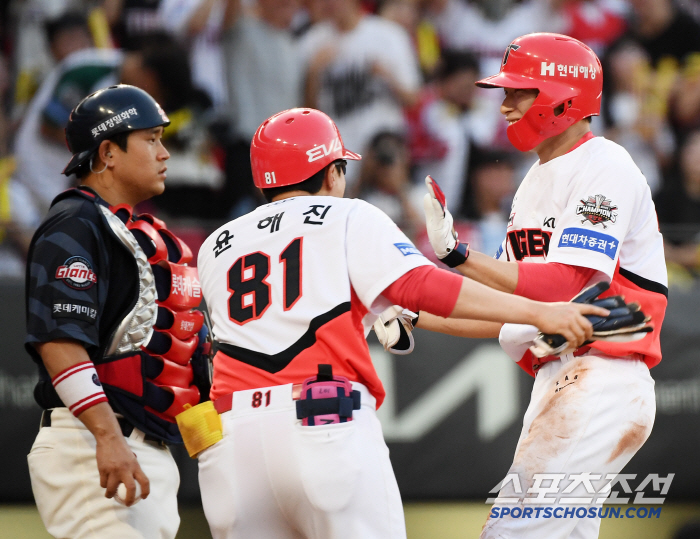  Kim Ho-ryeong hit a wedge full base in the 5th inning