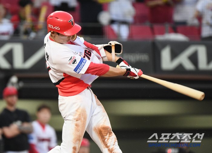  Kim Ho-ryeong hitting the bases loaded