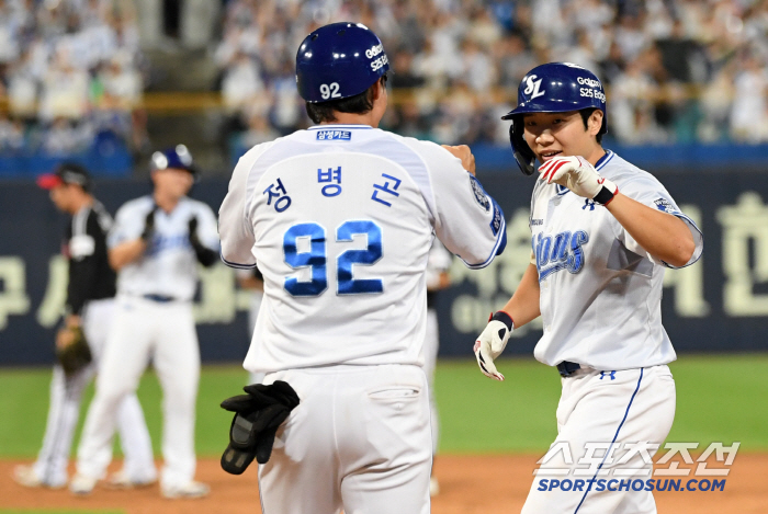  Kim Ji Chan turned the bases around with two outs in the eighth inning