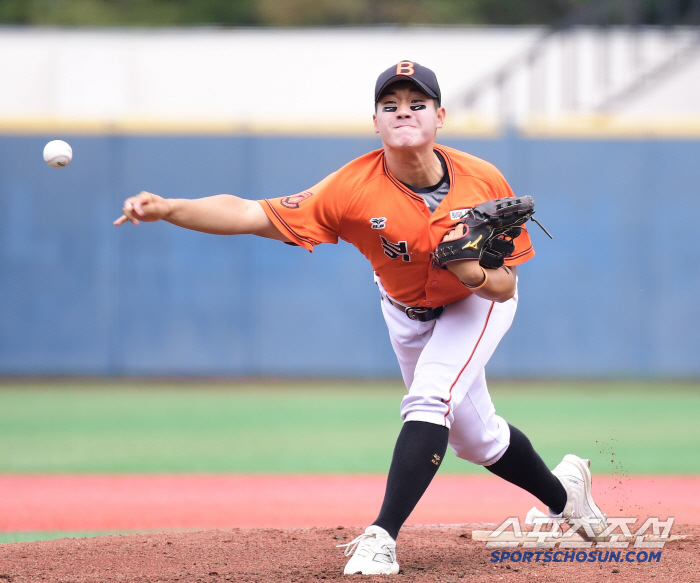  Kim Kang-hyun of Bukil High School takes the mound against Incheon High School in the round of 16