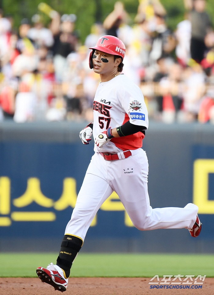  Ko Jong-wook hit a solo shot