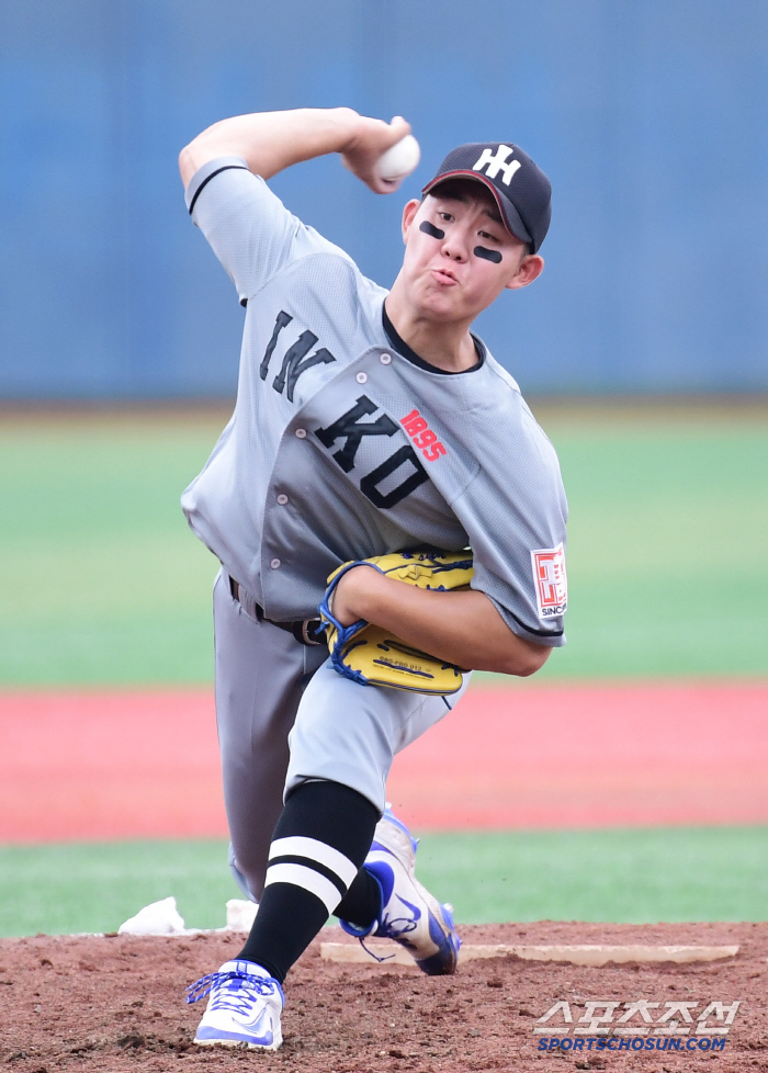  Lee Tae-yang of Incheon High School pitched save in the ninth inning