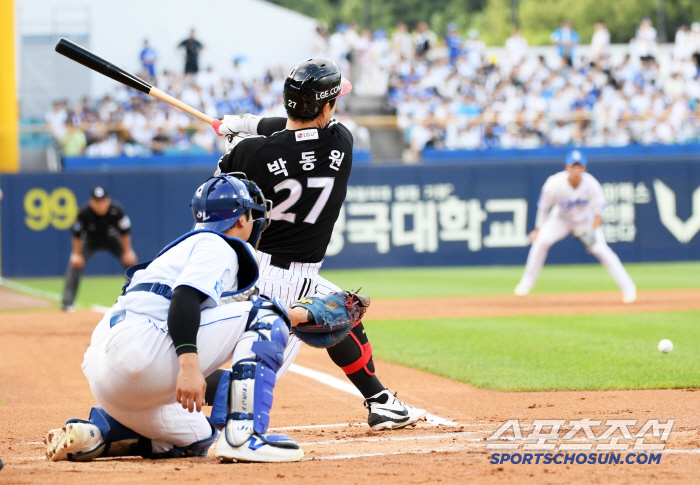  LG Park Dong-won with a bases-loaded chance