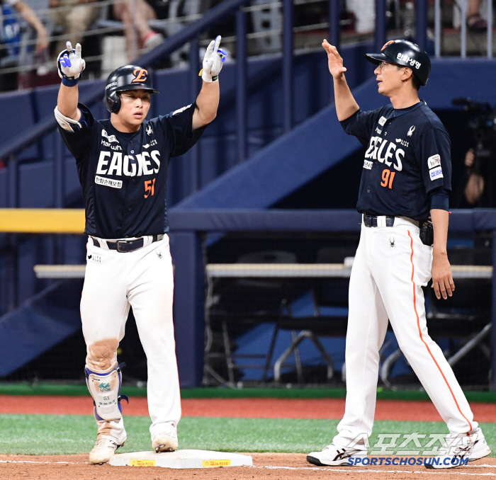  Moon Hyun-bin's timely RBI hit to score an additional point in the ninth inning