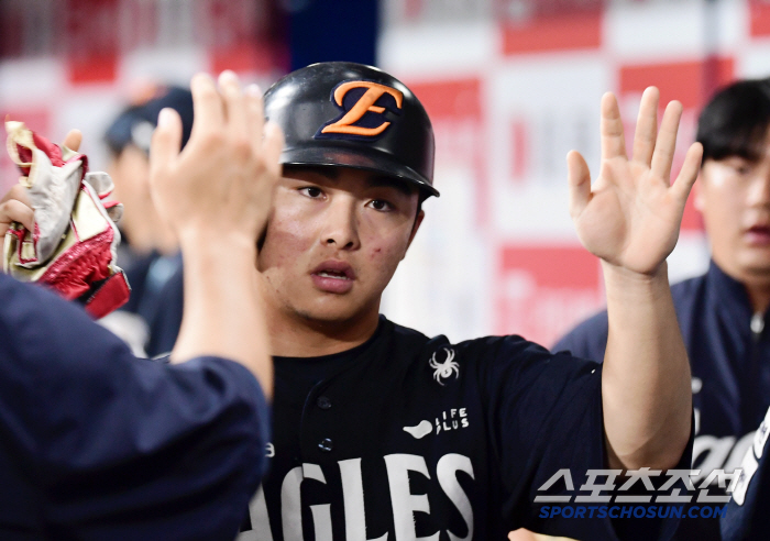  Moon Hyunbin hit and scored first