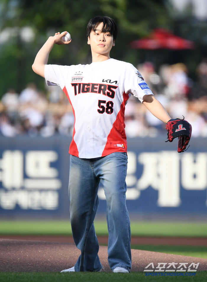  Mr. Trot 3 Kim Soo-ho throws the first pitch of KIA home game