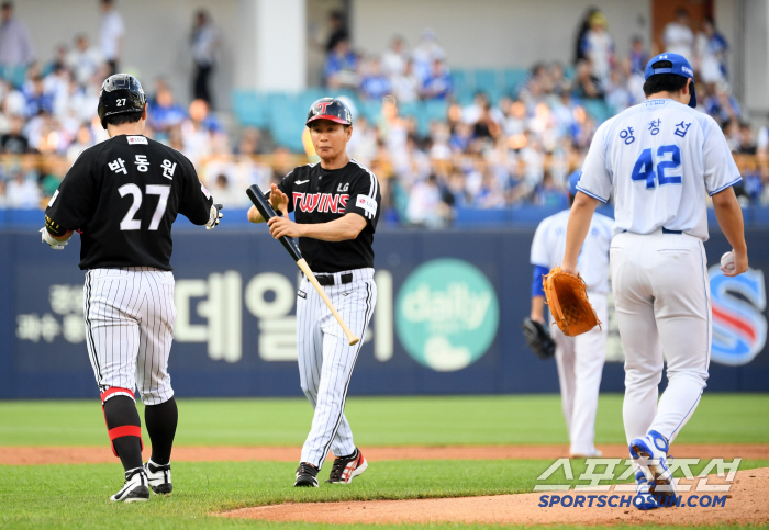  Park Dong-won apologizes to Yang Chang-seop and collects the bat