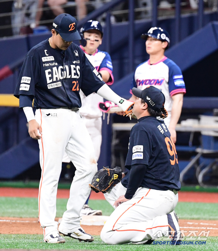  Ryu Hyun-jin allowed a turnaround due to a throwing error at first base