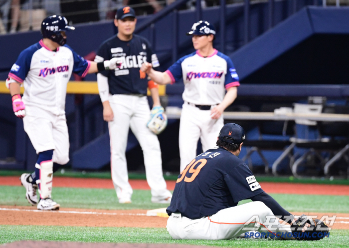  Ryu Hyun-jin's throwing error allowed a reversal