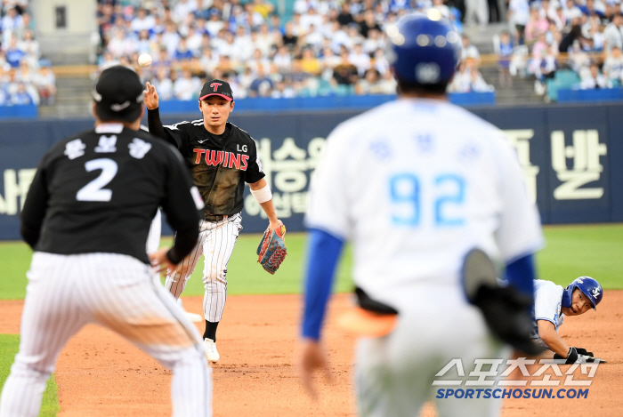  Shin Minjae Kim Ji Chan Tag and throw to first base