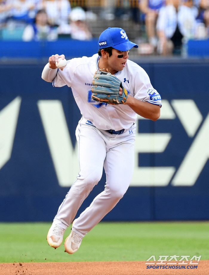  Third baseman Kim Young-woong erases the bases loaded in the first inning