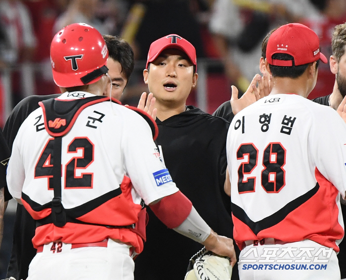  Winning pitcher Kim Do-hyun pitched 7 scoreless innings perfectly
