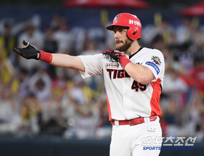  Wisdom makes a timely two-run hit