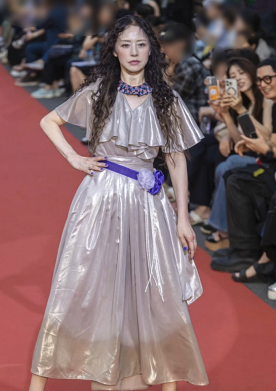 Seo Jeong-hee Dazzles on the Fashion Show Runway