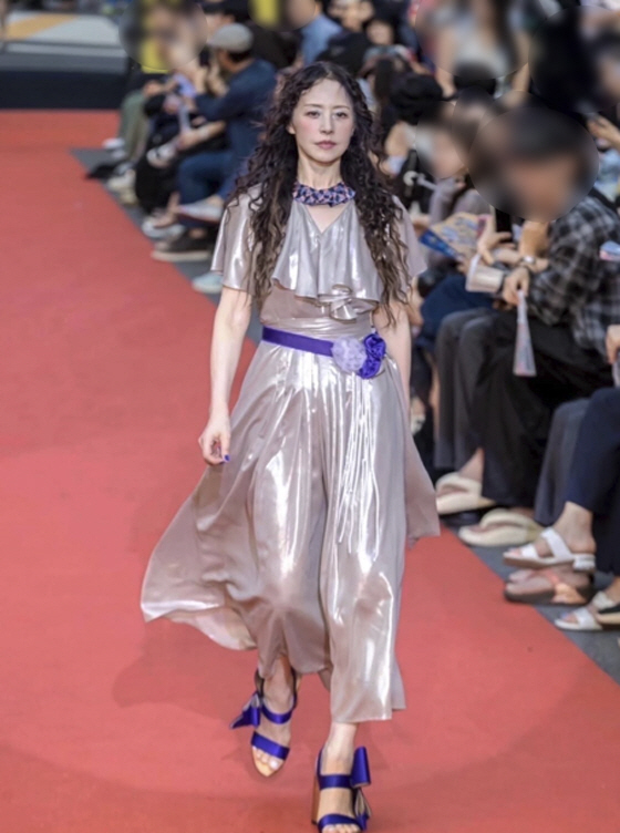 Seo Jung-hee transforms into a fashion show model at 62 years old. I'm glad I was able to walk perfectly