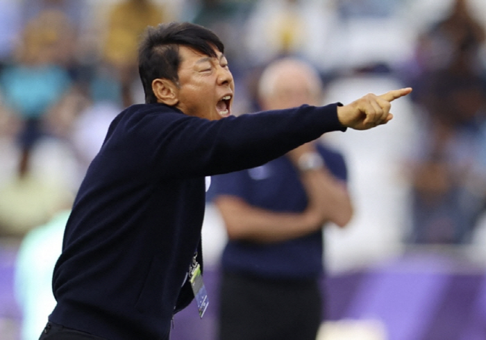 Shin Tae-yong hit the back of his head right away, and that's too much! Cluibert, the president of the Inni national team's iron rice bowl, even announced that he will wait patiently