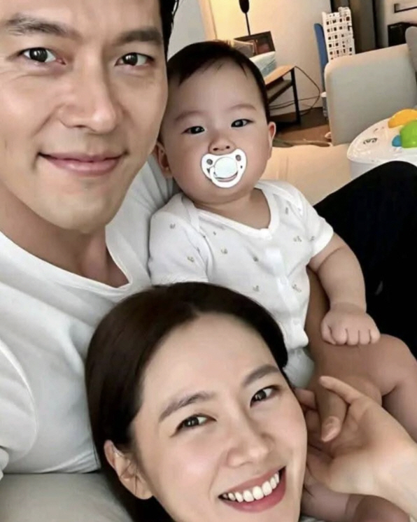 Son Ye-jin ♥ Hyun-bin ♥ A fan who released a family photo of her son, who is AI? 'Your hands are awkward. Your arms are gone'