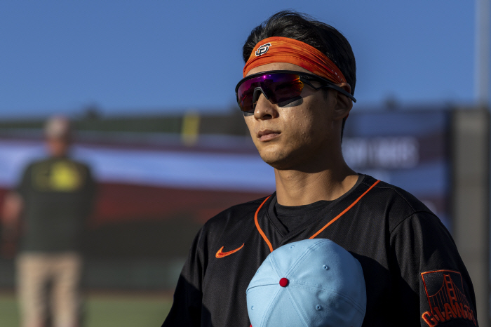 There's a way to give infield hits, but discrimination against Asian people? SF Lee Jung-hoo's hit in consecutive games was decided, and infield error...No hits in four at-bats in the end