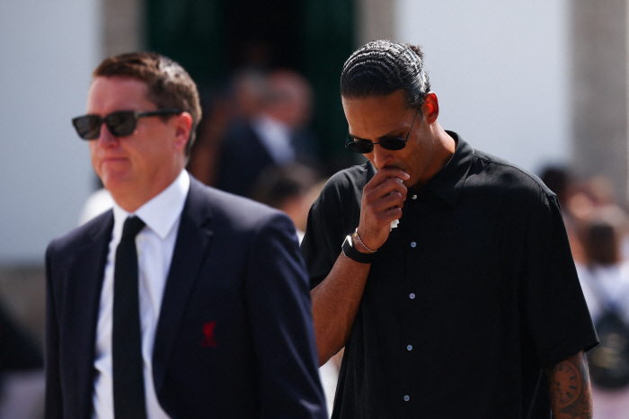 Was the memorial just a word? You were sad on social media, but you missed Jota's funeral because of your vacation? Portugal captain Ronaldo's ugly duality