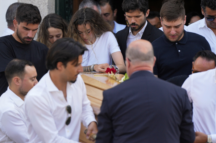 Was the memorial just a word? You were sad on social media, but you missed Jota's funeral because of your vacation? Portugal captain Ronaldo's ugly duality