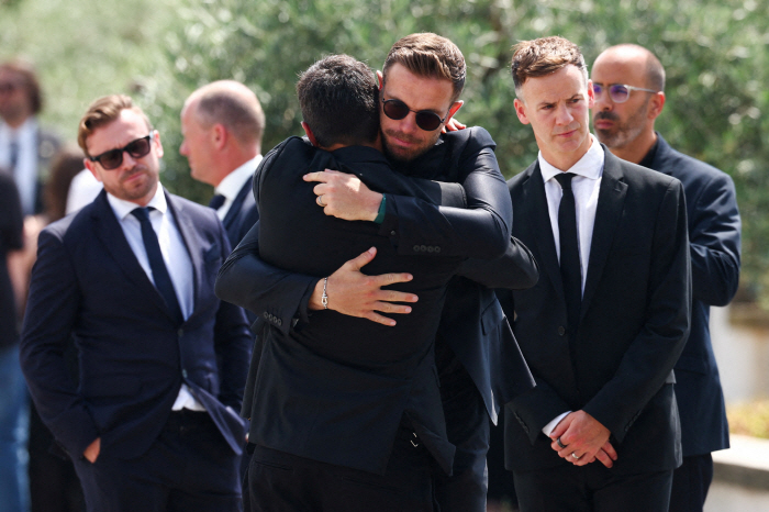 Was the memorial just a word? You were sad on social media, but you missed Jota's funeral because of your vacation? Portugal captain Ronaldo's ugly duality