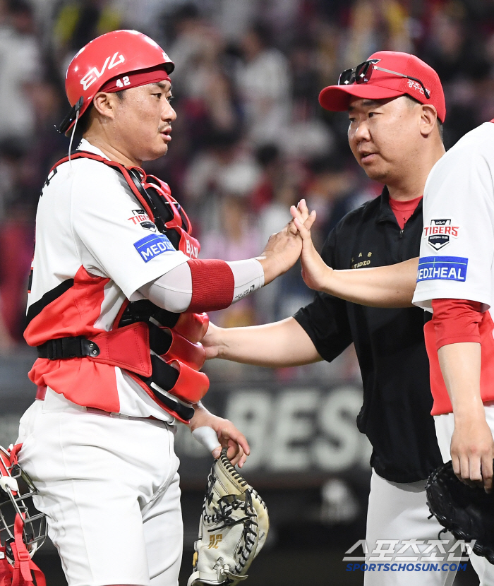 Whether he's a player with fingers or KIA, he's doing well...Everyone's running in pain. I don't want to make it obvious