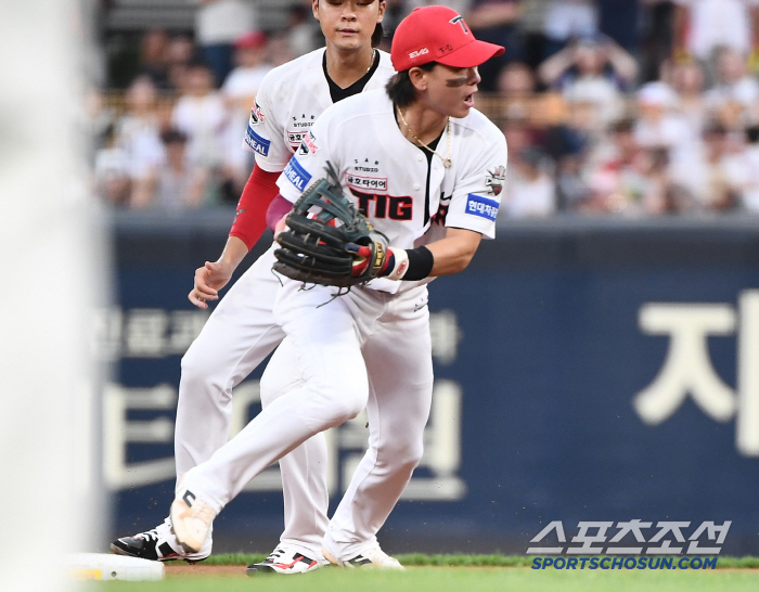 While fans of both teams clashed with Park Chan-ho and Park Chan-hyung's clash, the two players became close.