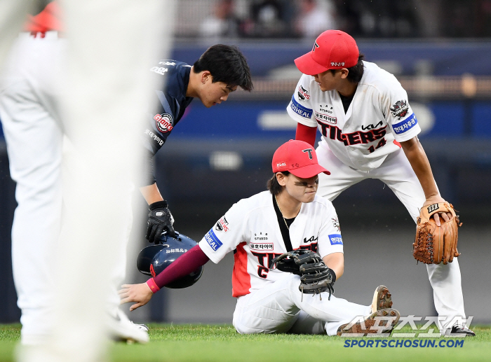 While fans of both teams clashed with Park Chan-ho and Park Chan-hyung's clash, the two players became close. 