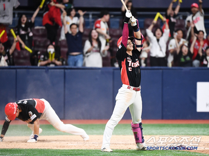 While fans of both teams clashed with Park Chan-ho and Park Chan-hyung's clash, the two players became close.