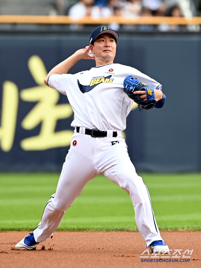 Bears No. 52 is now you, Kim Jae-ho, and a touching hug as he passes the uniform to his junior