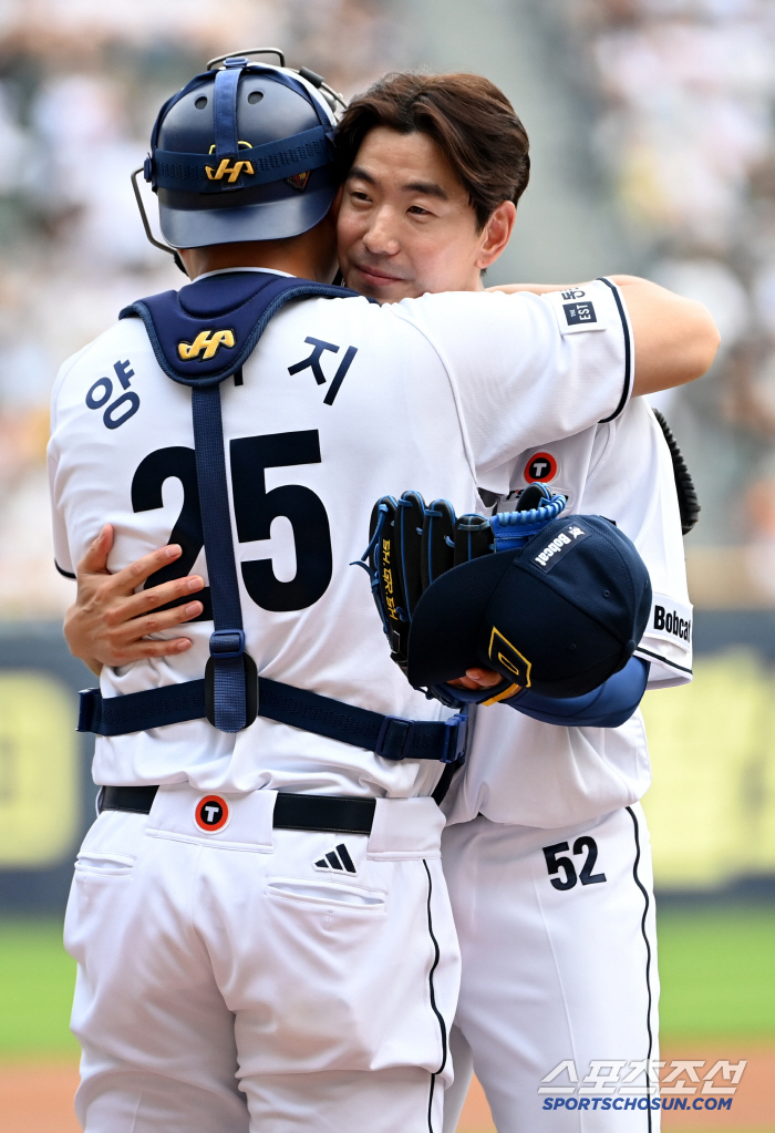 Bears No. 52 is now you, Kim Jae-ho, and a touching hug as he passes the uniform to his junior