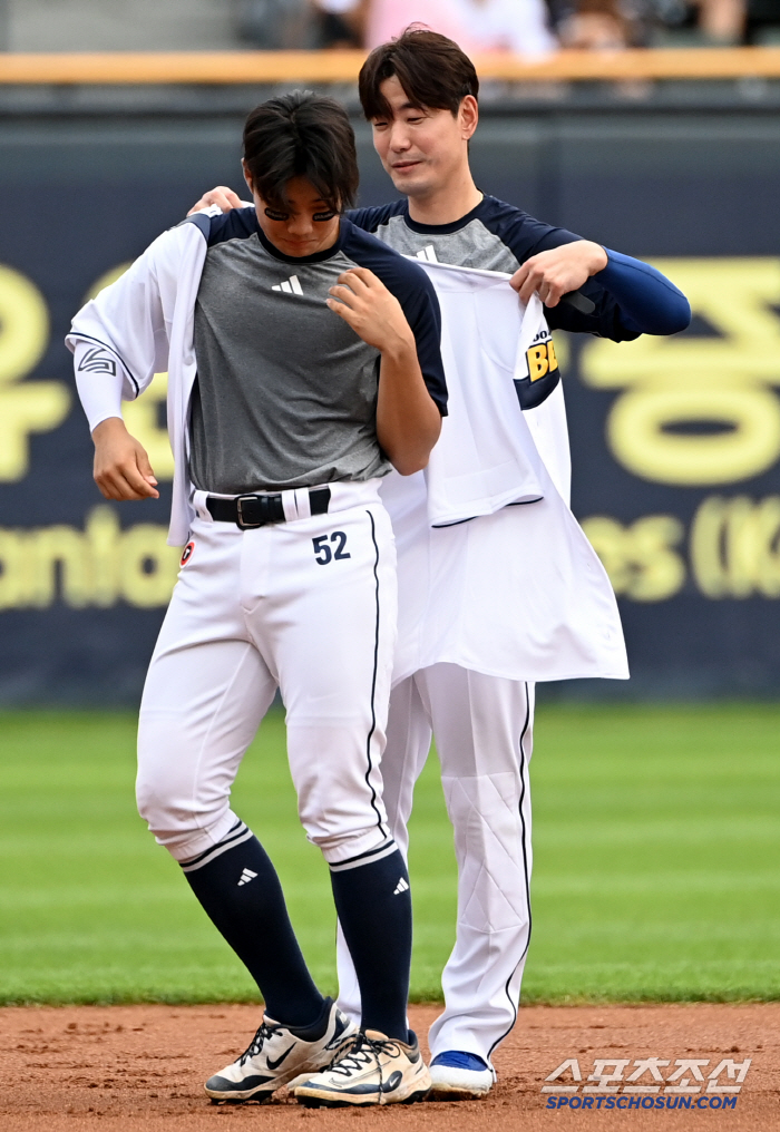 Bears No. 52 is now you, Kim Jae-ho, and a touching hug as he passes the uniform to his junior