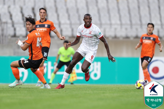 Bucheon has won four consecutive games in 786 days and Ham Sun-woo's own goal to leap to third place with 10 wins over Mars (field review)