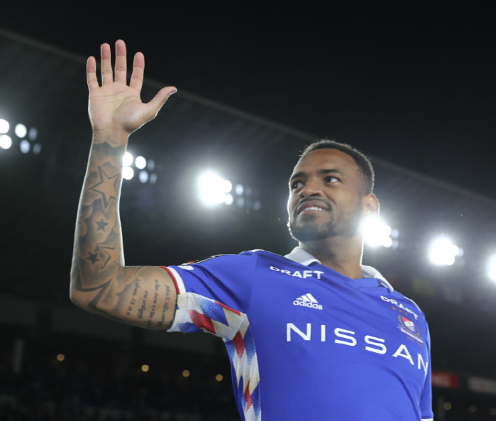 Did you feel a prestigious emergency? The last appearance of the ace leaving the prestigious team with tears falling down even after scoring a goal → Official farewell announcement