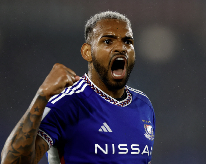 Did you feel a prestigious emergency? The last appearance of the ace leaving the prestigious team with tears falling down even after scoring a goal → Official farewell announcement