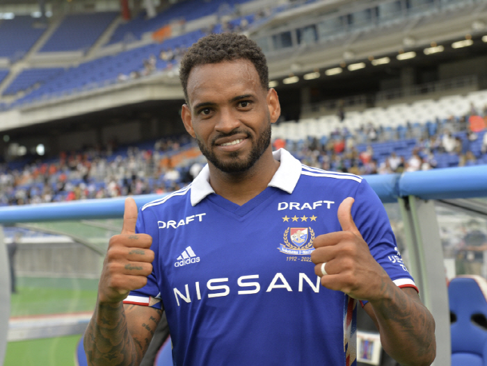 Did you feel a prestigious emergency? The last appearance of the ace leaving the prestigious team with tears falling down even after scoring a goal → Official farewell announcement