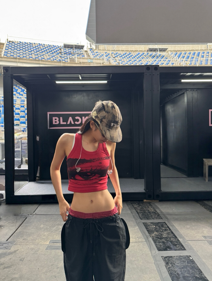 Do you want to see my narrow waist like JENNIE?