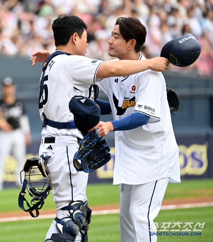 Doosan Captain Yang Eui-ji is stronger today.. I'm glad I sent player Kim Jae-ho beautifully