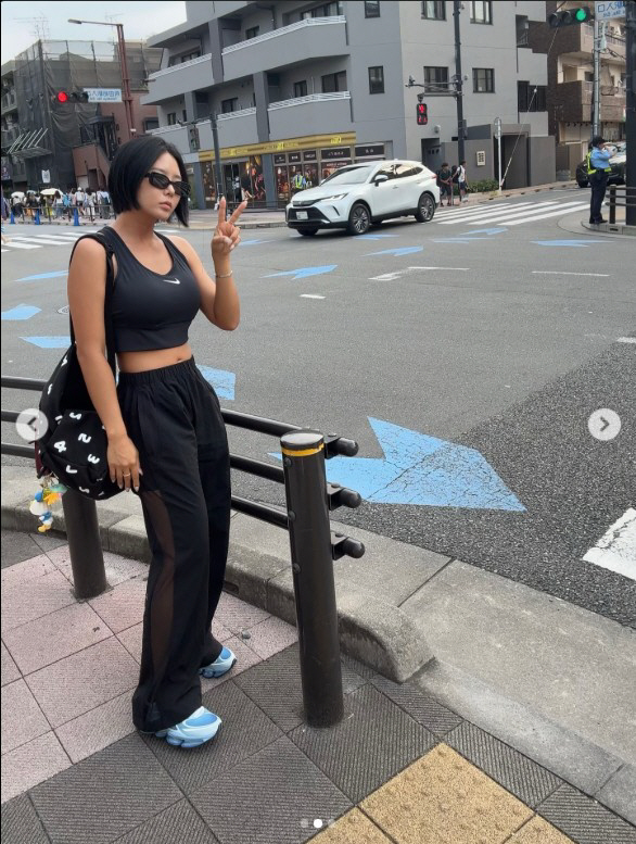 Gangnam ♥ Lee Sang-hwa strides in the city with bra top  training look...Jjin gukdae physical