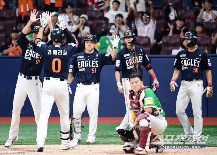 Hanwha is really crazy. First place in the first half of the year in 33 years...Weissponse wins 10 games with Eagles foreigners for the first time in six years 