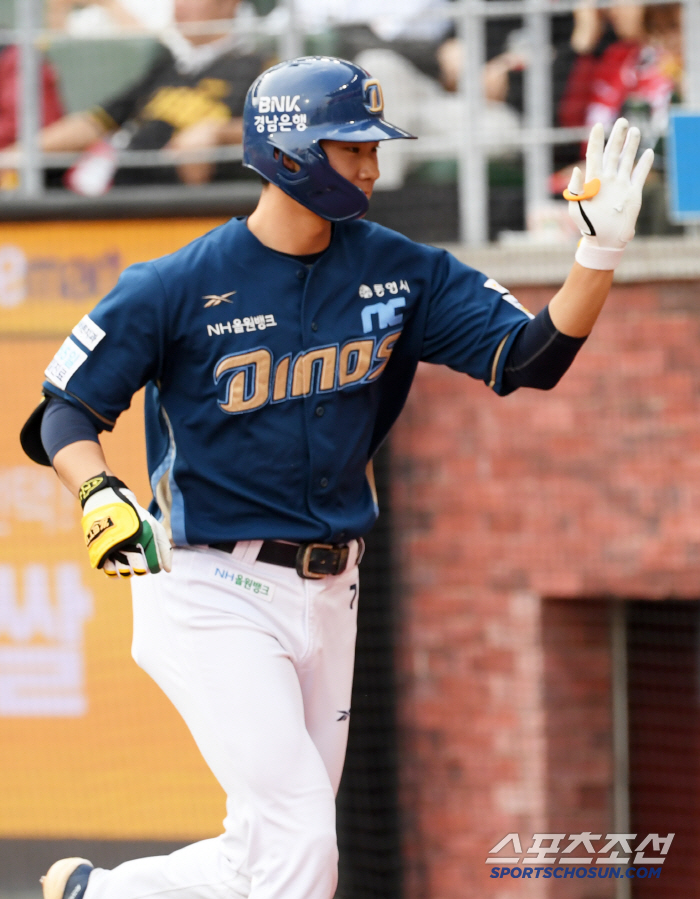 He made his debut season as a coach April batting average 0.167 → June 0.309 vertical rise  lead-off promotion...The power of the secret of coaching the head coach himself 