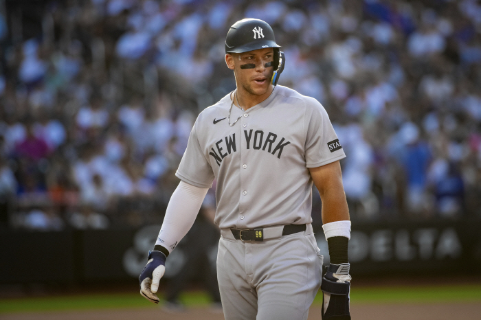 Headshot at a ball thrown by a teammate! → Aaron Judge's absurd accident.. I ran with a band-aid on my face