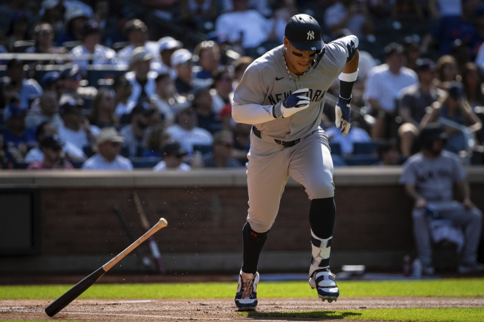 Headshot at a ball thrown by a teammate! → Aaron Judge's absurd accident.. I ran with a band-aid on my face