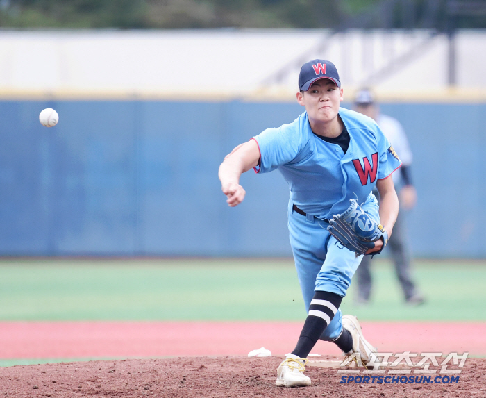 I can't believe I got 11 strikeouts! A change of tone! Kim Yo-el of Hwimungo, Cheongryonggi in the round of 16 against Seoul High School, and gave up one run in five innings (Cheongryonggi site)