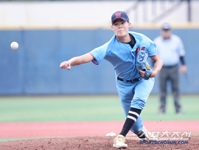 I can't believe I got 11 strikeouts! A change of tone! Kim Yo-el of Hwimungo, Cheongryonggi in the round of 16 against Seoul High School, and gave up one run in five innings (Cheongryonggi site)