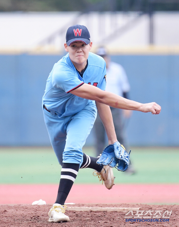 I can't believe I got 11 strikeouts! A change of tone! Kim Yo-el of Hwimungo, Cheongryonggi in the round of 16 against Seoul High School, and gave up one run in five innings (Cheongryonggi site)