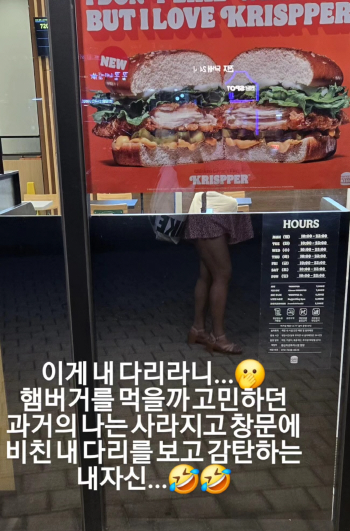I'm amazed to see my legs reflected in Mina's sister-in-law's window after losing 72kg